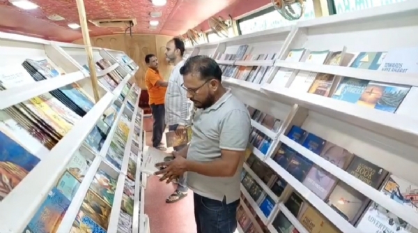 परिक्रमा बस में किताबों को देखते स्थानीय लोग