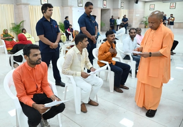 जनता दर्शन में लोगों की समस्याएं सुनते मुख्यमंत्री योगी जनता दर्शन में लोगों की समस्याएं सुनते मुख्यमंत्री योगी