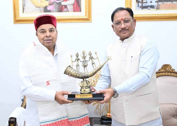 मुख्यमंत्री साय राज्यपाल गहलोत का बस्तर आर्ट का प्रतीक चिन्ह भेंट कर स्वागत करते हुए मुख्यमंत्री साय राज्यपाल गहलोत का बस्तर आर्ट का प्रतीक चिन्ह भेंट कर स्वागत करते हुए