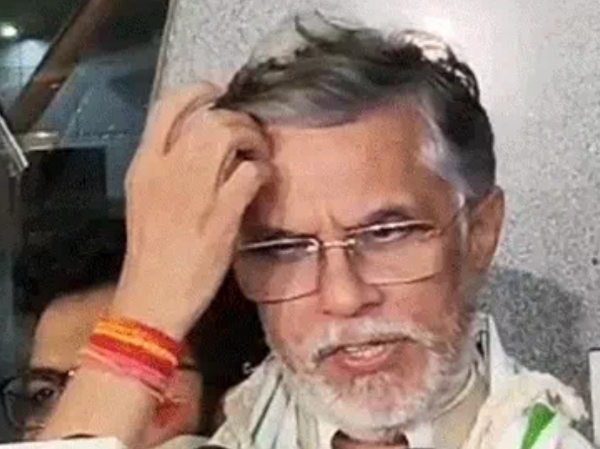 पत्रकारों से चर्चा करते पवन खेड़ा पत्रकारों से चर्चा करते पवन खेड़ा