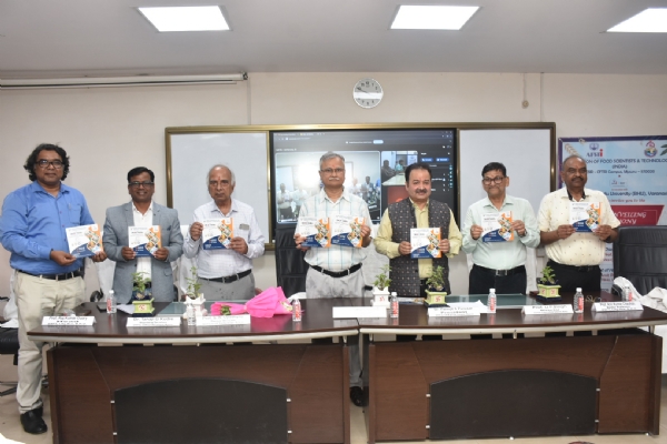 प्रौद्योगिकीविद् सम्मेलन के प्रतीक-चिह्न का अनावरण करते बीएचयू कुलपति
