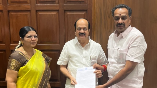 करूर विधानसभा क्षेत्र के विधायक एम आर विजयभास्कर अपने विधायक पद से इस्तीफा देते हुए दृश्य।