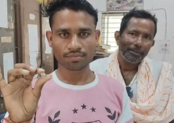 हीरे के साथ राजू आदिवासी हीरे के साथ राजू आदिवासी