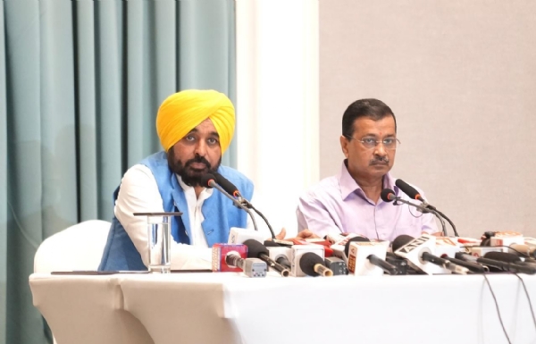 पंजाब के मुख्यमंत्री भगवंत मान पत्रकारों से बातचीत करते हुए साथ है आआपा सुप्रीमों अरविंद केजरीवाल