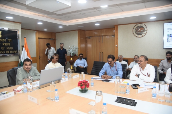 केंद्रीय मंत्री नितिन गडकरी झारखंड के राष्ट्रीय राजमार्ग परियोजनाओं की समीक्षा बैठक के दौरान अधिकारियों के साथ।
