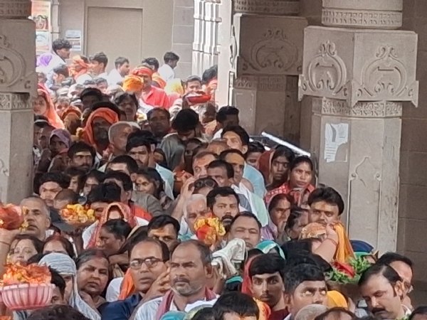 विंध्यधाम में श्रद्धालुओं की भीड़।