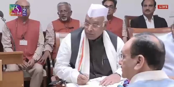 कर्नाटक से पुनर्निर्वाचित कांग्रेस अध्यक्ष मल्लिकार्जुन खरगे राज्यसभा सदस्य के रूप में शपथ लेते हुए। कर्नाटक से पुनर्निर्वाचित कांग्रेस अध्यक्ष मल्लिकार्जुन खरगे राज्यसभा सदस्य के रूप में शपथ लेते हुए।