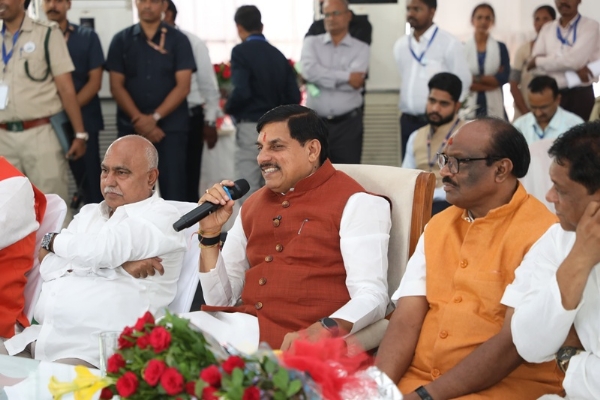 मुख्यमंत्री डॉ. मोहन यादव ने बैतूल के कुकरू में ग्राम चौपाल में ग्रामीणों से संवाद किया