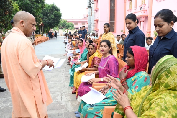 Photo caption: माननीय मुख्यमंत्री योगी आदित्यनाथ जी 3 मई को गोरखपुर में जनता दर्शन और गो सेवा करते हुए