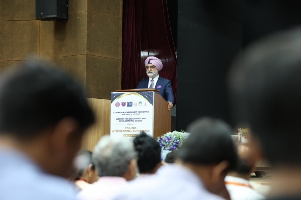 उपराज्यपाल तरनजीत सिंह संधू अंतरराष्ट्रीय सम्मेलन को संबोधित करते हुए।