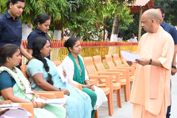 माननीय मुख्यमंत्री योगी आदित्यनाथ जी 3 मई को गोरखपुर में जनता दर्शन और गो सेवा करते हुए