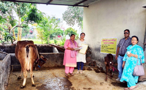 एक महिला उद्यमी के पशु पालन का निरीक्षण करने पहुंची विभागीय अधिकारी।