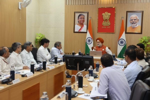 उपराज्यपाल तरनजीत सिंह संधू एमसीडी अधिकारियों के साथ समीक्षा बैठक करते हुए।