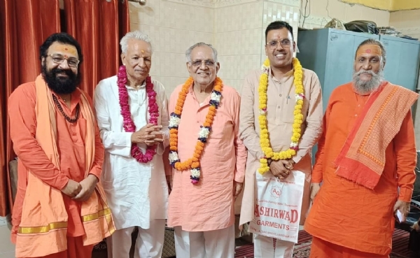 श्री महंत रविंद्रपुरी का स्वागत करते हुए श्री महंत रविंद्रपुरी का स्वागत करते हुए