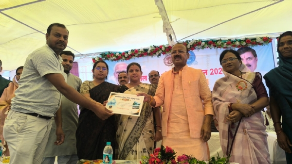 प्रशस्ति पत्र देकर सम्मानित करते हुए प्रशस्ति पत्र देकर सम्मानित करते हुए