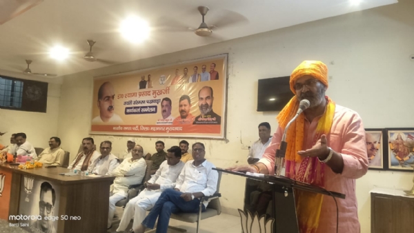 भाजपा मुरादाबाद महानगर के कार्यकर्ता सम्मेलन में बोलते भाजपा किसान मोर्चा के प्रदेश अध्यक्ष