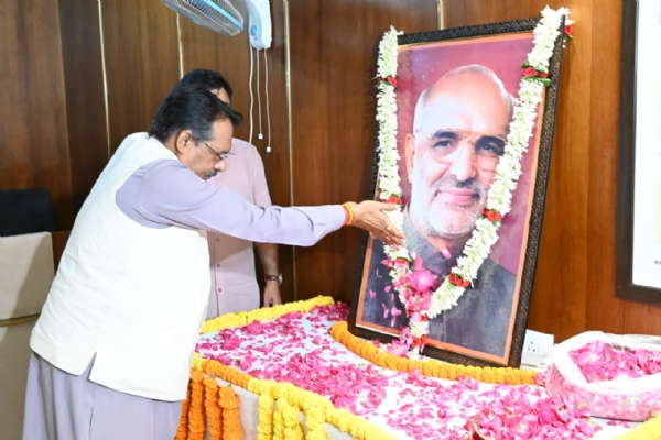 दिल्ली भाजपा अध्यक्ष हर्ष मल्होत्रा डॉ. साहिब सिंह वर्मा को पुष्पांजलि अर्पित करते हुए। दिल्ली भाजपा अध्यक्ष हर्ष मल्होत्रा डॉ. साहिब सिंह वर्मा को पुष्पांजलि अर्पित करते हुए।