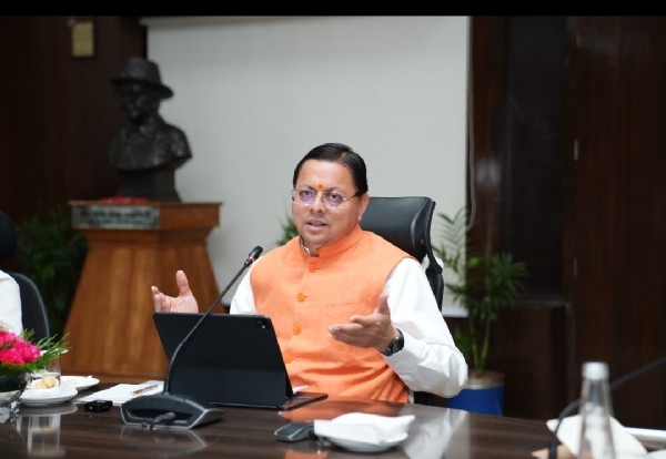 मुख्यमंत्री धामी सचिवालय में बैठक लेते हुए।