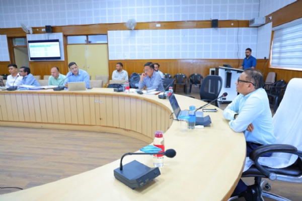 बैठक में अधिकारियों को निर्देश देते जावलकर। बैठक में अधिकारियों को निर्देश देते जावलकर।