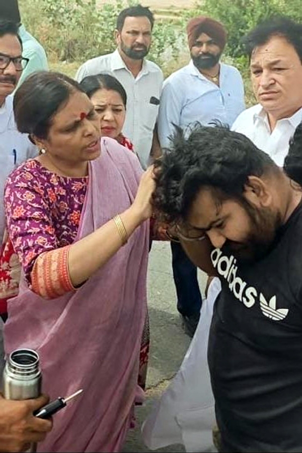 फतेहाबाद। घायल युवक की मदद करते भाजपा प्रदेशाध्यक्ष डॉ. अर्चना गुप्ता।