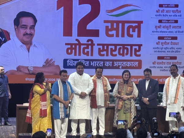 नई दिल्ली में हूल दिवस के अवसर पर आयोजित ‘‘12 साल मोदी सरकार : विकसित भारत का अमृतकाल’’ कार्यक्रम में केंद्रीय जल शक्ति मंत्री सीआर पाटिल, सांसद बांसुरी स्वराज और माय होम इंडिया के संस्थापक सुनील देवधर सामाजिक एवं संगठनात्मक क्षेत्र में योगदान देने वाले कार्यकर्ताओं को सम्मानित करते हुए। नई दिल्ली में हूल दिवस के अवसर पर आयोजित ‘‘12 साल मोदी सरकार : विकसित भारत का अमृतकाल’’ कार्यक्रम में केंद्रीय जल शक्ति मंत्री सीआर पाटिल, सांसद बांसुरी स्वराज और माय होम इंडिया के संस्थापक सुनील देवधर सामाजिक एवं संगठनात्मक क्षेत्र में योगदान देने वाले कार्यकर्ताओं को सम्मानित करते हुए।