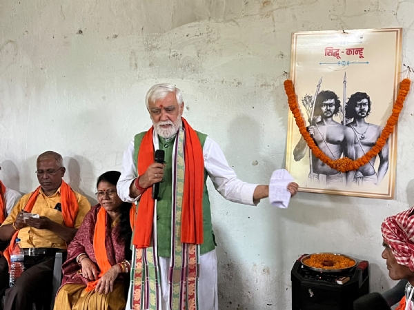 अश्वनी कुमार चौबे श्रद्धांजलि देते हुए