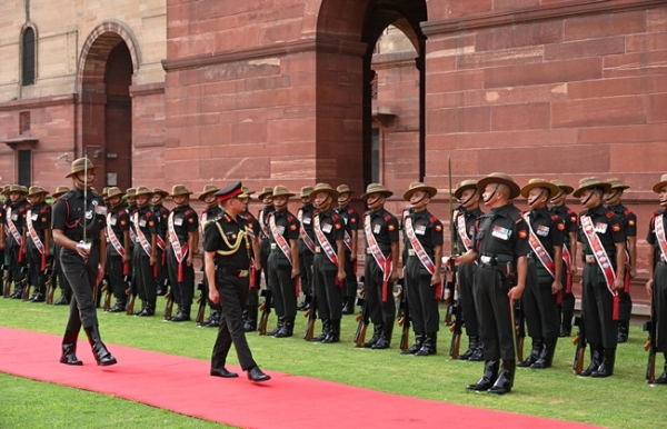 जनरल उपेंद्र द्विवेदी को नई दिल्ली के साउथ ब्लॉक लॉन्स में गार्ड ऑफ ऑनर दिया गया