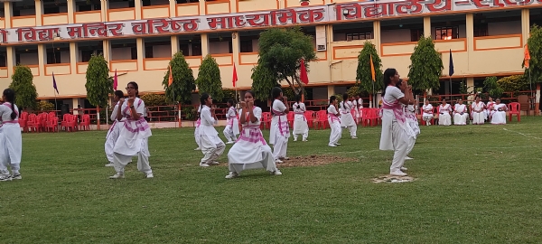 शारीरिक प्रदर्शन करती स्वयं सेविकाएँ