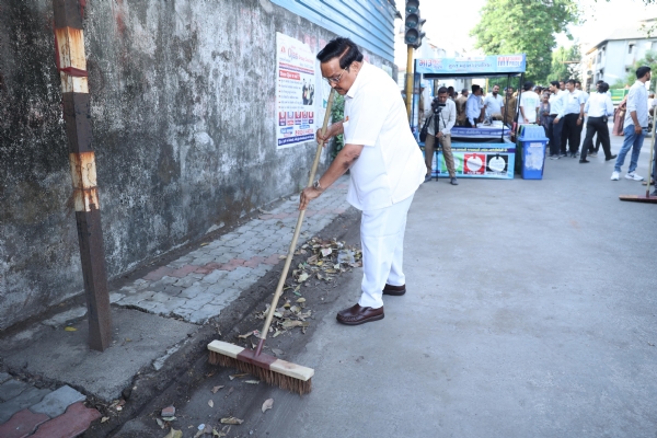 केंद्रीय जलशक्ति मंत्री सी आर पाटिल  स्वच्छता अभियान में भाग लेते हुए