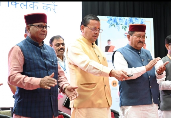 पेंशन राशि लाभार्थियों के खातों में हस्तांतरित करते हुए।
