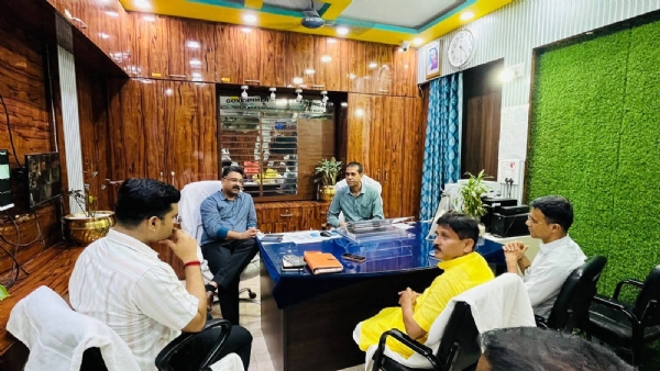 नारायणगढ़ के विधायक रमाप्रसाद गिरि तथा अन्य प्रशासनिक अधिकारी