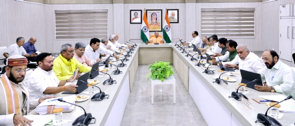बैठक करते मुख्यमंत्री योगी