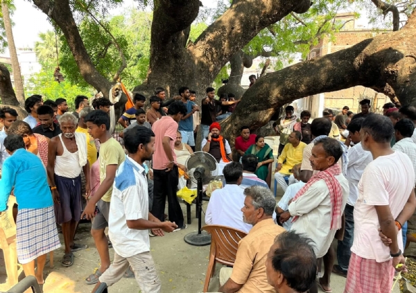 लोगों से बातचीत करते बीजेपी जिलाध्यक्ष एवं अन्य