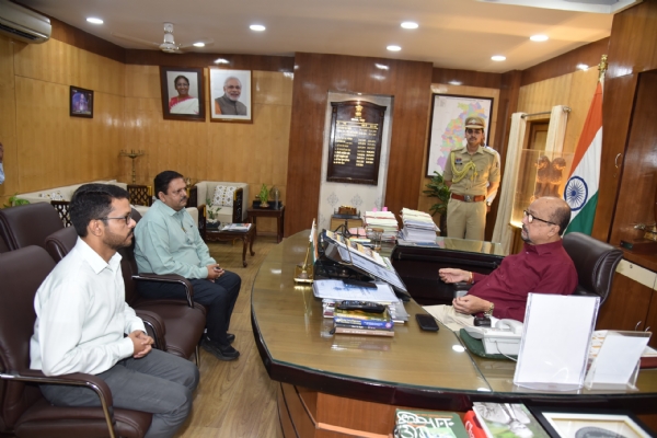 राज्यपाल रमेन डेका से रायपुर वन वृत्त के संभागीय वन अधिकारी मयंक पाण्डेय की सौजन्य भेंट