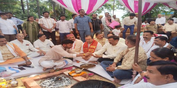 मुख्यमंत्रिणो याेगिनः प्रयत्नेन 48 वर्षोत्तरं संभलस्य आतंकपीडितपरिवारेभ्यः मिलिताः भूखंडाः, प्रभारी मंत्री अकरोत् भूमिपूजनम्