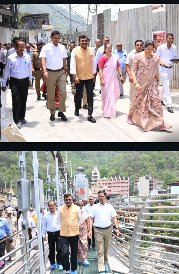 मुख्य सचिव निरीक्षण करते हुए।