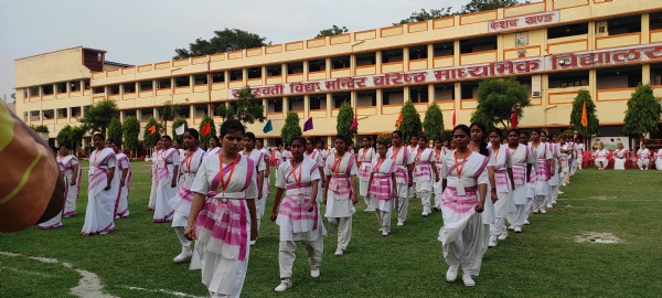 शारीरिक प्रदर्शन करती स्वयं सेविकाएँ