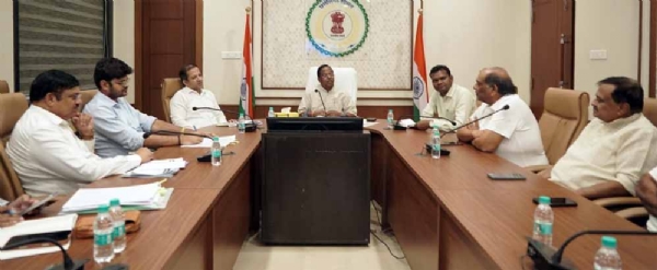 कृषि मंत्री राम विचार नेताम इंडियन राईस एक्सपोर्ट फेडरेशन के पदाधिकारियों के साथ बैठक करते