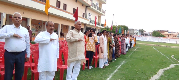 दर्शक दीर्घा मे उपस्थित लोग