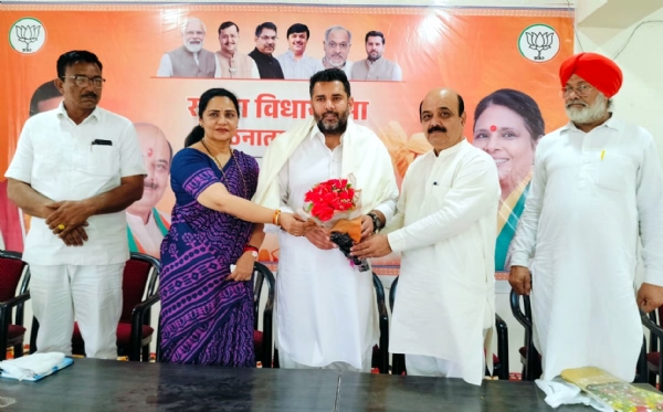 फतेहाबाद। बैठक में विधायक निखिल मदान का स्वागत करते जिलाध्यक्ष व पूर्व सांसद।