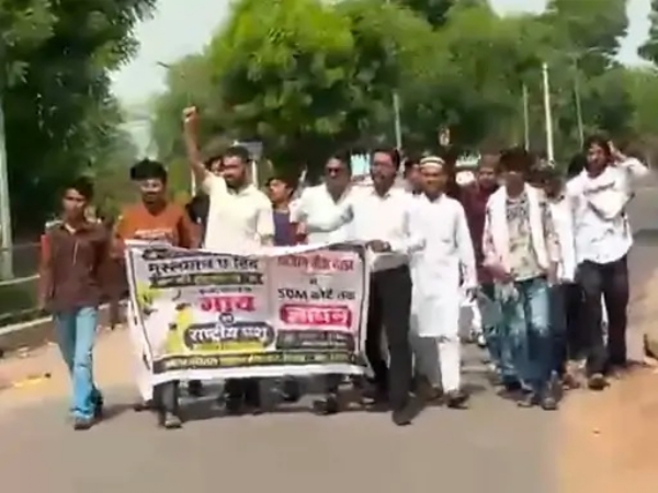 रैली निकालते