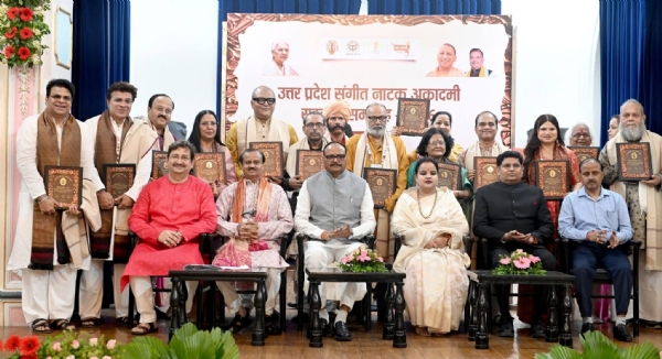 जन भवन में कलाकारों के साथ उप मुख्यमंत्री बृजेश पाठक
