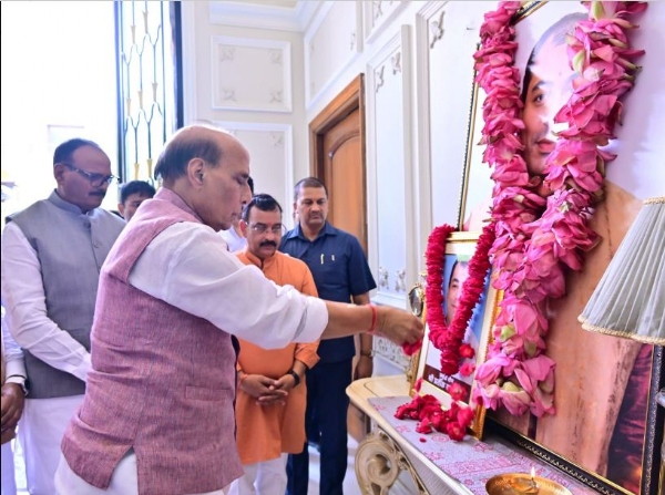 प्रतीक यादव के चित्र पर पुष्पांजलि करते राजनाथ सिंह