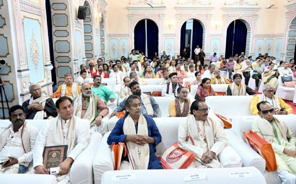 जन भवन में बैठे कलाकार
