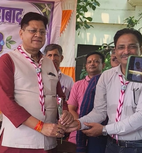 भारत स्काउट-गाइड का 10 दिवसीय निःशुल्क जल सेवा शिविर के समापन पर मुख्य अतिथि का पुष्प देकर अभिवादन करते आयोजक।