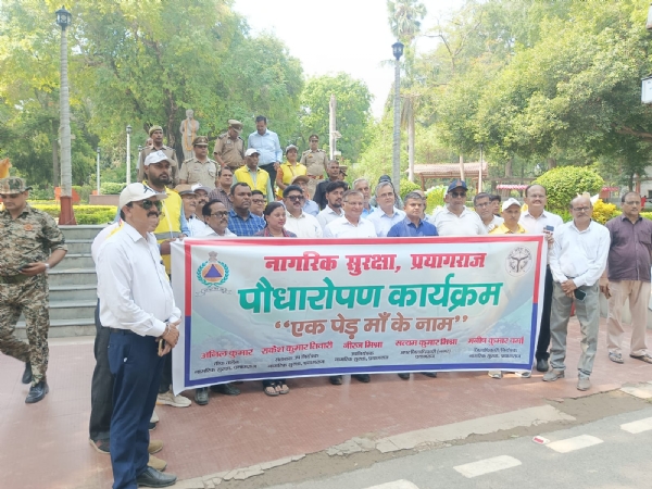 शहीद चन्द्रशेखर आजाद पार्क में पौधारोपण का छाया चित्र