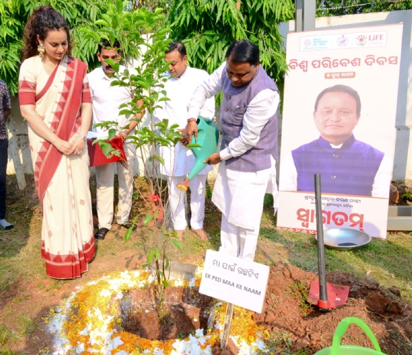 ‘एक पेड़ माँ के नाम’ अभियान: मुख्यमंत्री मोहन चरण माझी और सांसद कंगना रनौत ने किया वृक्षारोपण