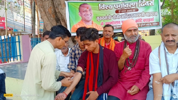 मुख्यमंत्री को बधाई संदेश लिखने के लिए अपना खून निकलवाते बुंदेले