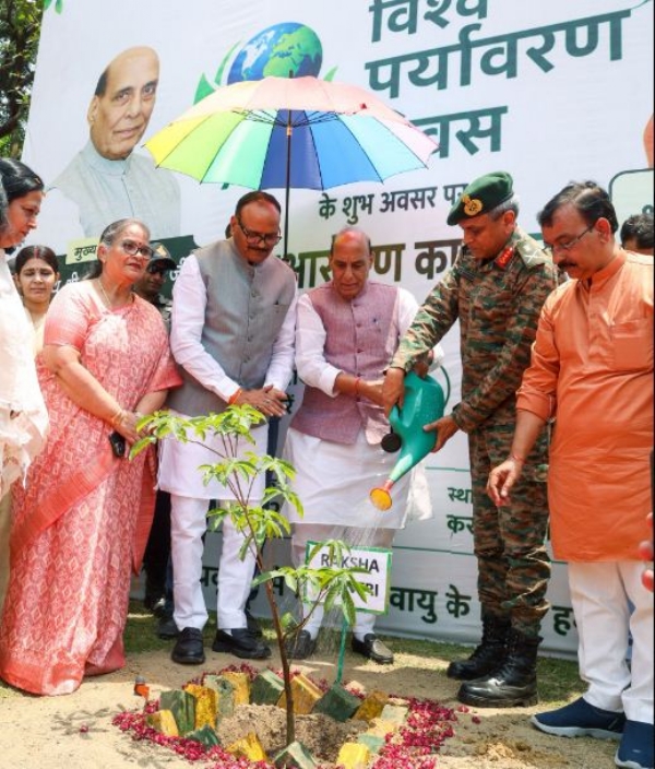 पौधारोपण करते राजनाथ सिंह