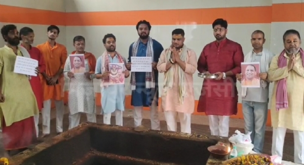विधि-विधानपूर्वक हवन करते तीर्थपुरोहित।